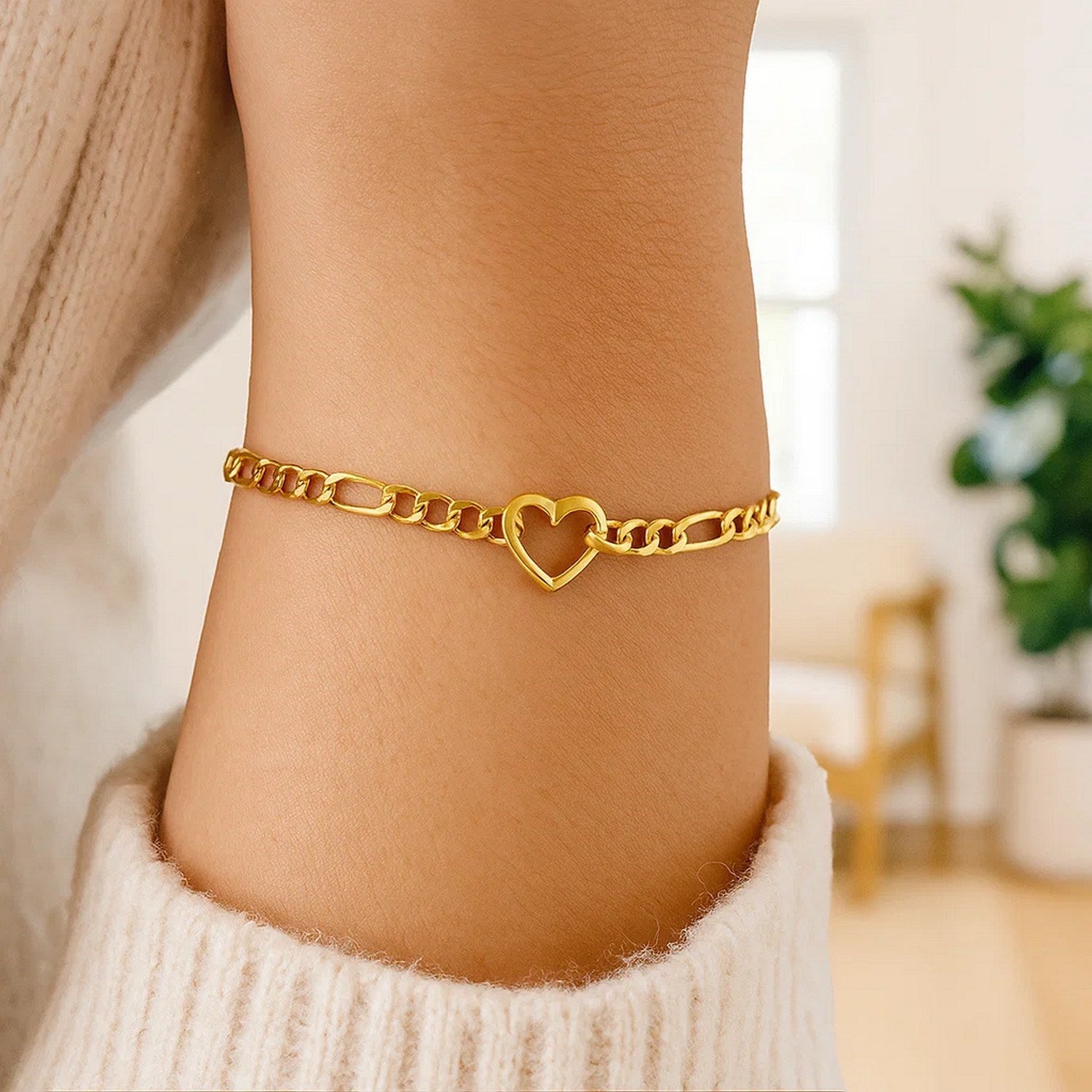 Figaro Chain Heart Bracelet in 10K Yellow Gold (4.50 mm) Bracelets RCJ